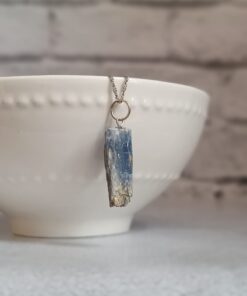 Pingente Prateado Cianita Azul Bruta