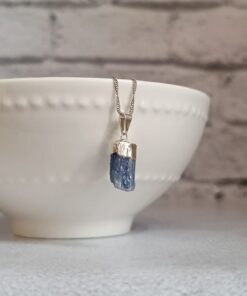 Pingente Prateado Cianita Azul Bruta