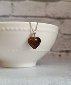 Pingente Prateado Olho de Tigre Coração