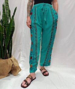 Calça Estonada Com Bordado Colorido