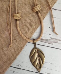 Colar Bege Courino Com Folha