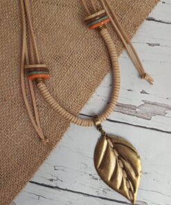 Colar Bege Courino Com Folha