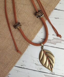 Colar Marrom Claro Courino Com Folha