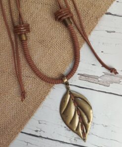 Colar Marrom Courino Com Folha