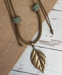 Colar Verde Courino Com Folha