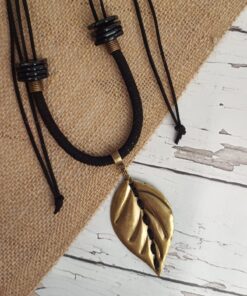 Colar Preto Courino Com Folha