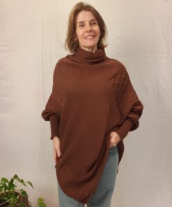 Poncho Com Manga e Gola Alta