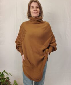 Poncho Com Manga e Gola Alta