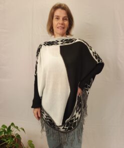 Poncho Com Manga e Franja