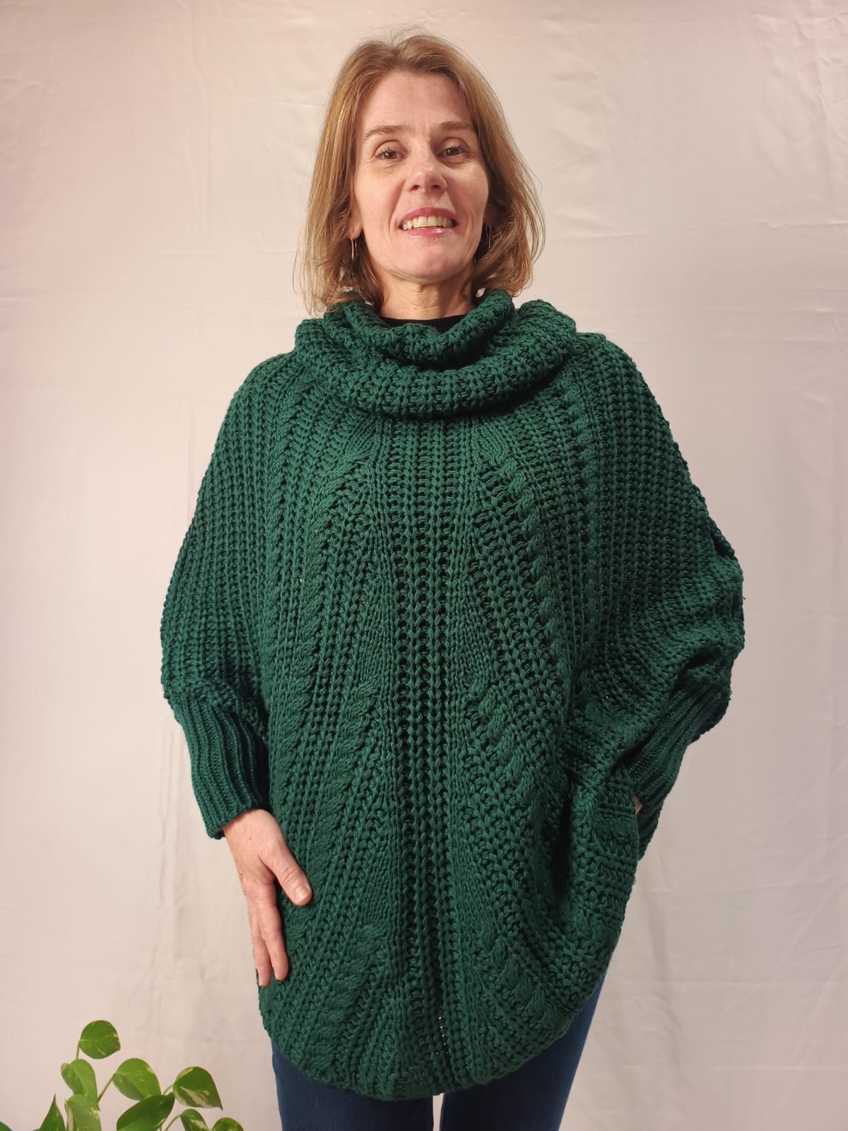 Poncho Com Manga e Gola Alta