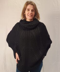 Poncho Com Manga e Gola Alta