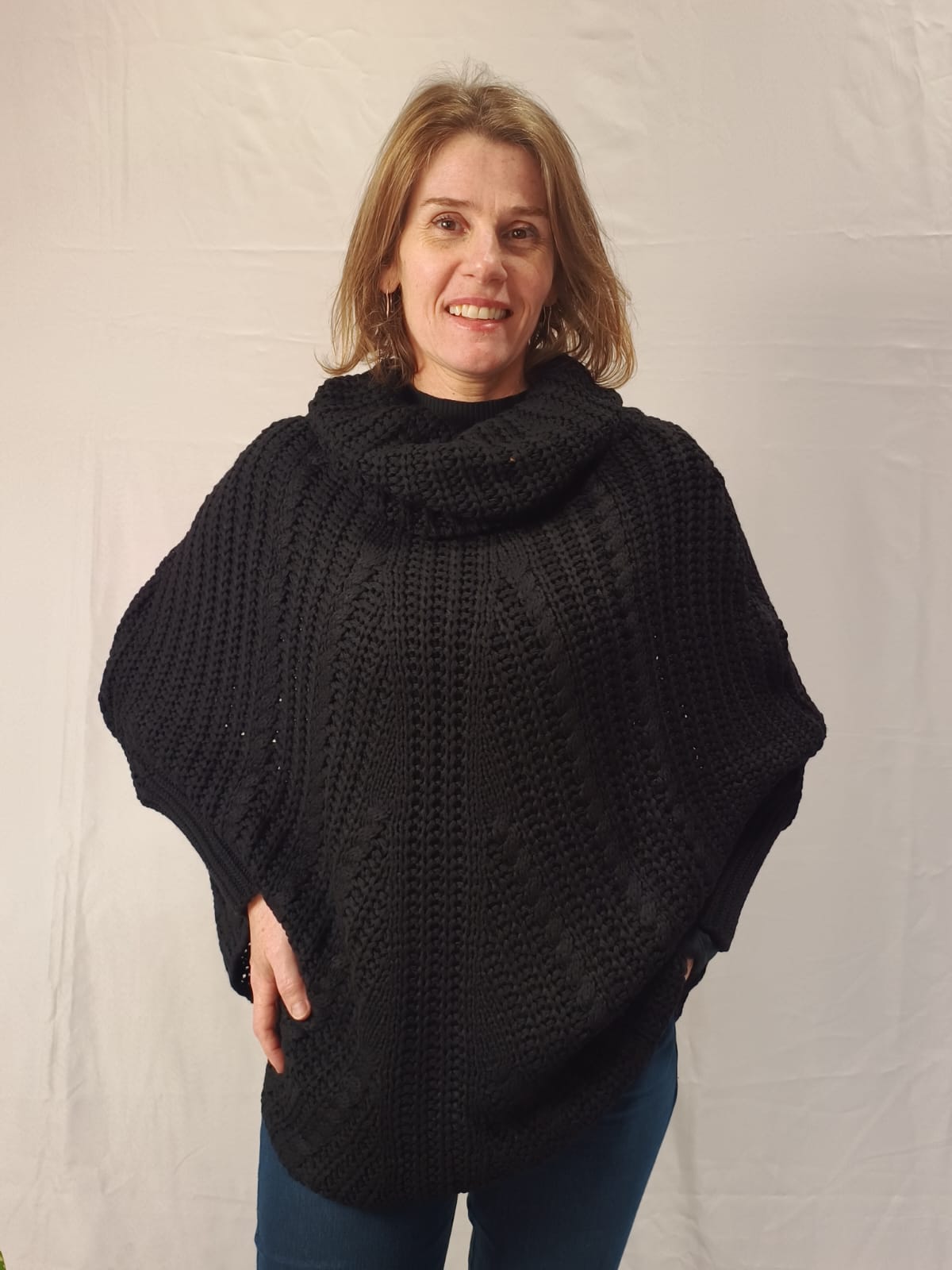 Poncho Com Manga e Gola Alta