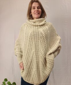Poncho Com Manga e Gola Alta