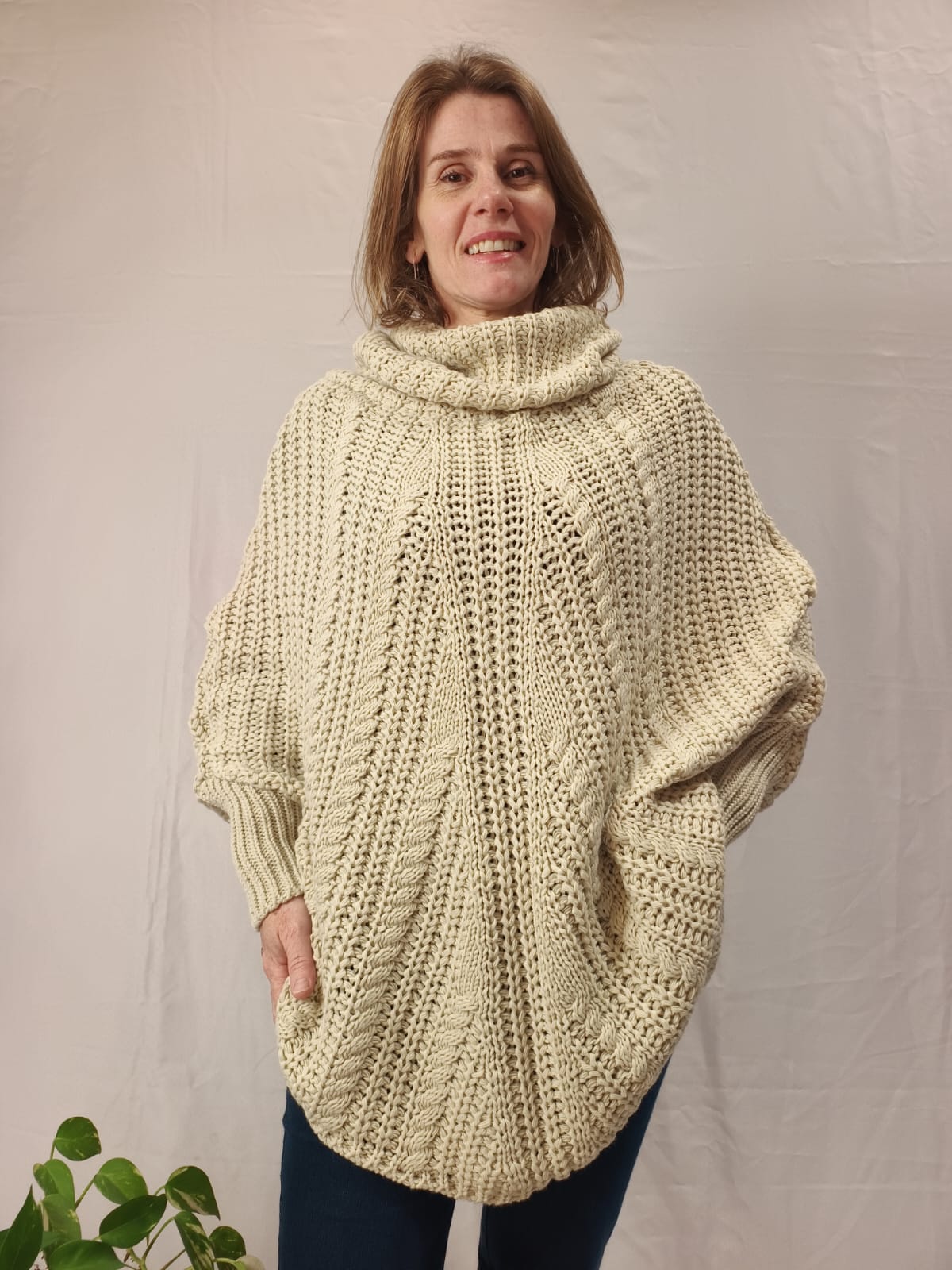 Poncho Com Manga e Gola Alta