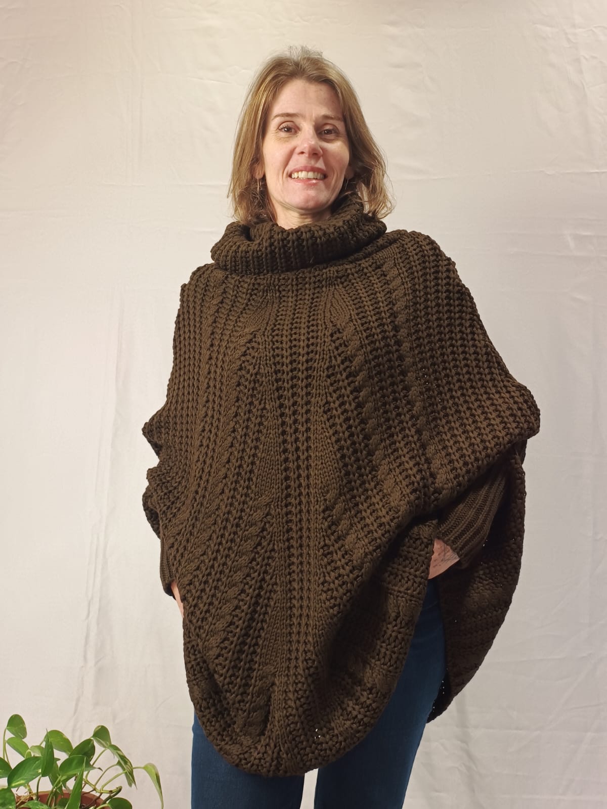 Poncho Com Manga e Gola Alta